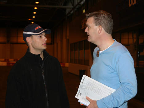 Henrik Hekke forklarer Jesper Sylvest om løbet.
(Foto: Motorsporten.dk)